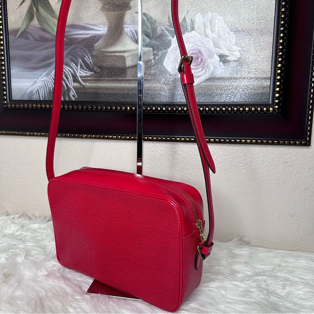 Louis Vuitton Trocadero in Red EPI Leather - Picture 4 of 16